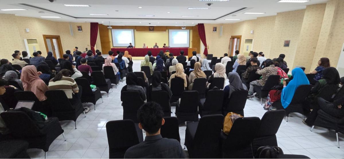 Sekjen ATVSI Gilang Iskandar saat menjadi pembicara di seminar bertajuk 'Keadilan Untuk Siapa : Sebuah Paradoks Regulasi Penyiaran Konvensional dan Digital' di kampus FISIPOL Universitas Gadjah Mada (UGM)