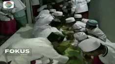 Sambut Hari Santri Nasional, ratusan santri di Pondok Pesantren Bani Racang, Kabupaten Probolinggo, gelar tradisi Polo’an atau makan bersama di atas daun pisang.