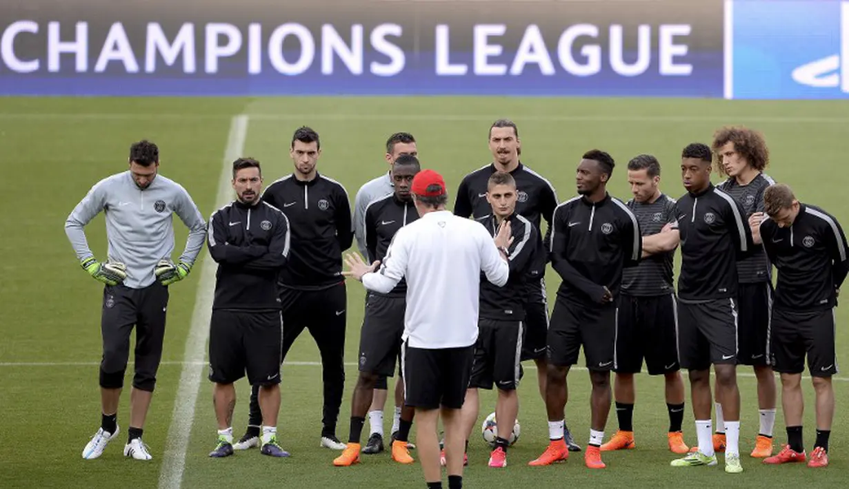 Pelatih Laurent Blanc memberikan instruksi sebelum sesi latihan dimulai (JOSEP LAGO / AFP