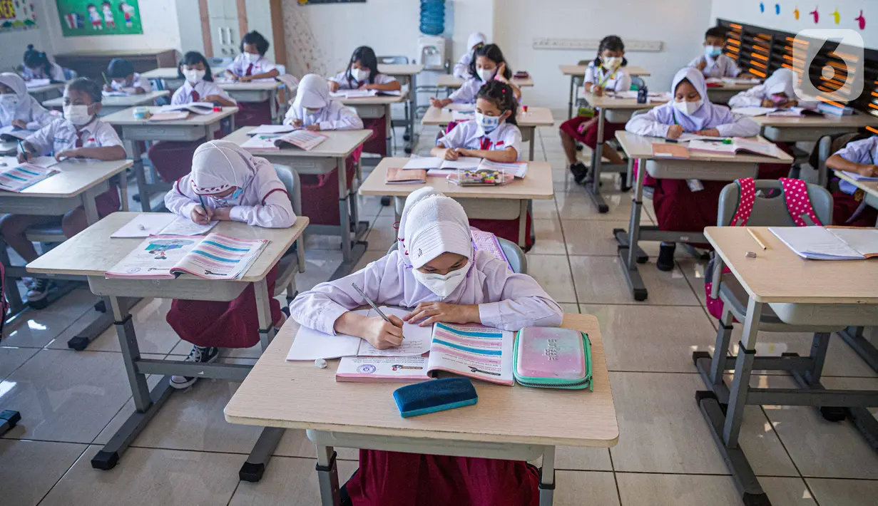 Siswa mengikuti Pembelajaran Tatap Muka (PTM) di SDN 01 Pondok Labu, Jakarta, Senin (3/1/2022). PTM terbatas dilaksanakan setiap hari dengan jumlah peserta didik dapat 100 persen dari kapasitas ruang kelas dengan lama belajar paling banyak enam jam pelajaran per hari. (Liputan6.com/Faizal Fanani)