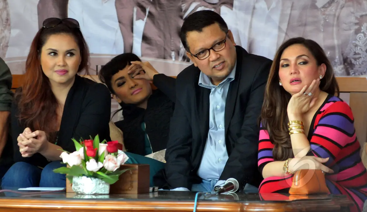 Suasana konferensi pers persiapan "Gelas Gelas Kaca of Nia Daniati Concert" di Jakarta, Jumat (20/3/2015). Konser tunggal Nia Daniati akan digelar di Balai Sarbini pada 2 Mei mendatang. (Liputan6.com/Panji Diksana)
