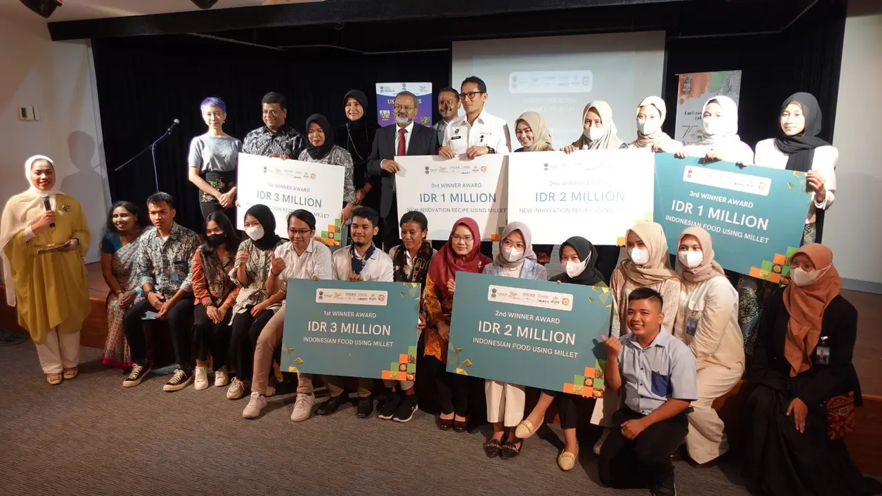 Duta Besar India Manoj Kumar Bharti bersama Menparektaf Sandiaga Uno di acara pengumuman pemenang lomba masak berbahan jawarut di Kedubes India, Senin (20/2/2023).