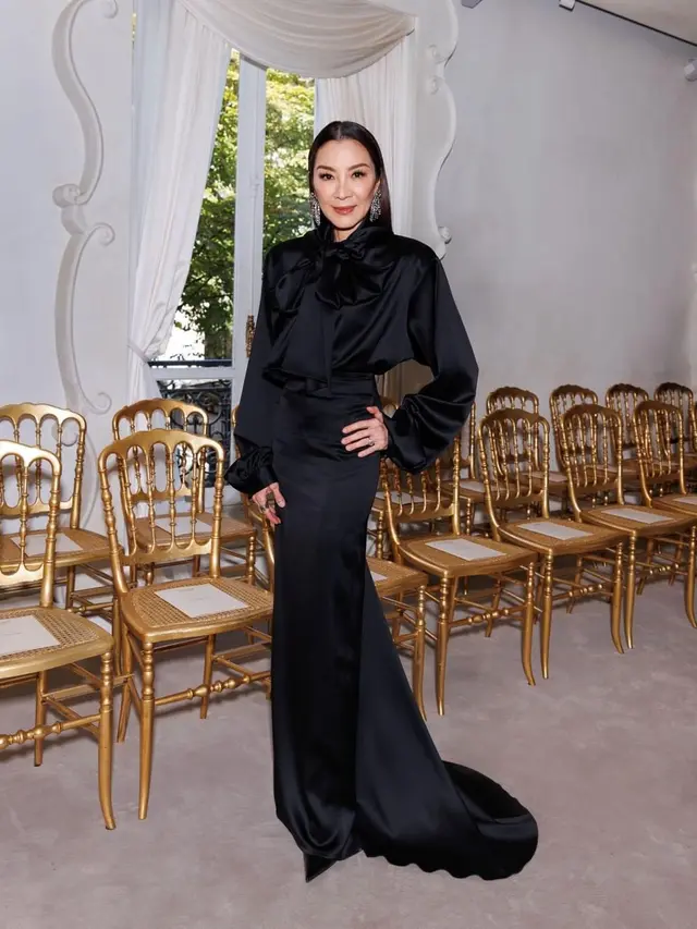 8 Potret Gaya Michelle Yeoh, Nenek Paling Modis dan Awet Muda di Usia 60 Tahun