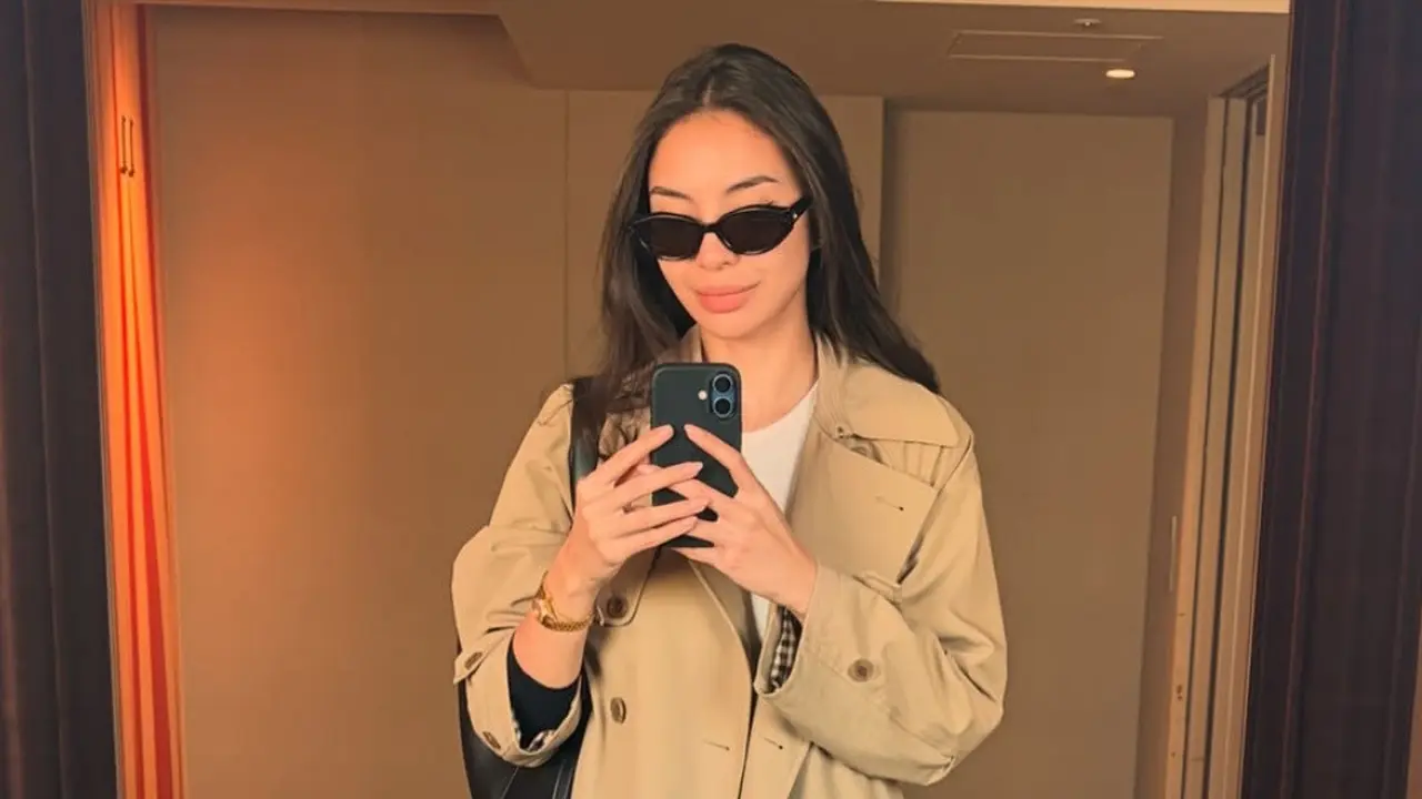 Manohara mirror selfie