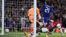 Arsenal berhasil menggandakan keunggulan menjadi 2-0 pada menit ke-69. Eddie Nketiah (kanan) menghukum kesalahan lini belakang Leeds untuk selanjutnya mengecoh kiper Illan Meslier yang gagal mempersempit ruang tembaknya. (AP/Matt Dunham)
