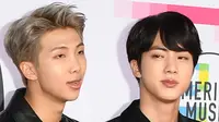 RM BTS dan Jin dalam American Music Awards 2017 di Los Angeles, Minggu (19/11).(Mark Ralston/AFP)