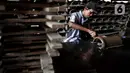 Pekerja memotong genteng sebelum dijemur di pabrik genteng rumahan (Jebor) Mutiara Putra, Desa Burujul Wetan, Kecamatan Jatiwangi, Kabupaten Majalengka, Minggu (30/1/2022).  Akibat ekspansi pasar genteng pabrikan modern sebagian besar warga beralih profesi. (merdeka.com/Iqbal S. Nugroho)