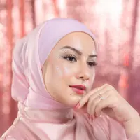 Sematan kristal kecil di outer corner jadi sentuhan minimalis yang bikin makeup Irish Bella makin ekspresif [@_irishbella_]