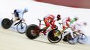 Pesepeda Indonesia, Angga Dwi Wahyu (merah), memacu kecepatan pada nomor scratch race junior putra saat Asian Track Championship 2019 di Jakarta International Veledrome, Jakarta, Kamis (10/1). Angga berhasil meraih emas. (Bola.com/Yoppy Renato)
