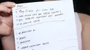 Zaskia Gotik menunjukkan daftar nama yang dimintai maaf saat menggelar jumpa pers di kantor Nagaswara, Jakarta, Selasa (22/3). Zaskia mengaku tak hafal Pancasila dan tak berniat melecehkan lambang negara. (Liputan6.com/Herman Zakharia)