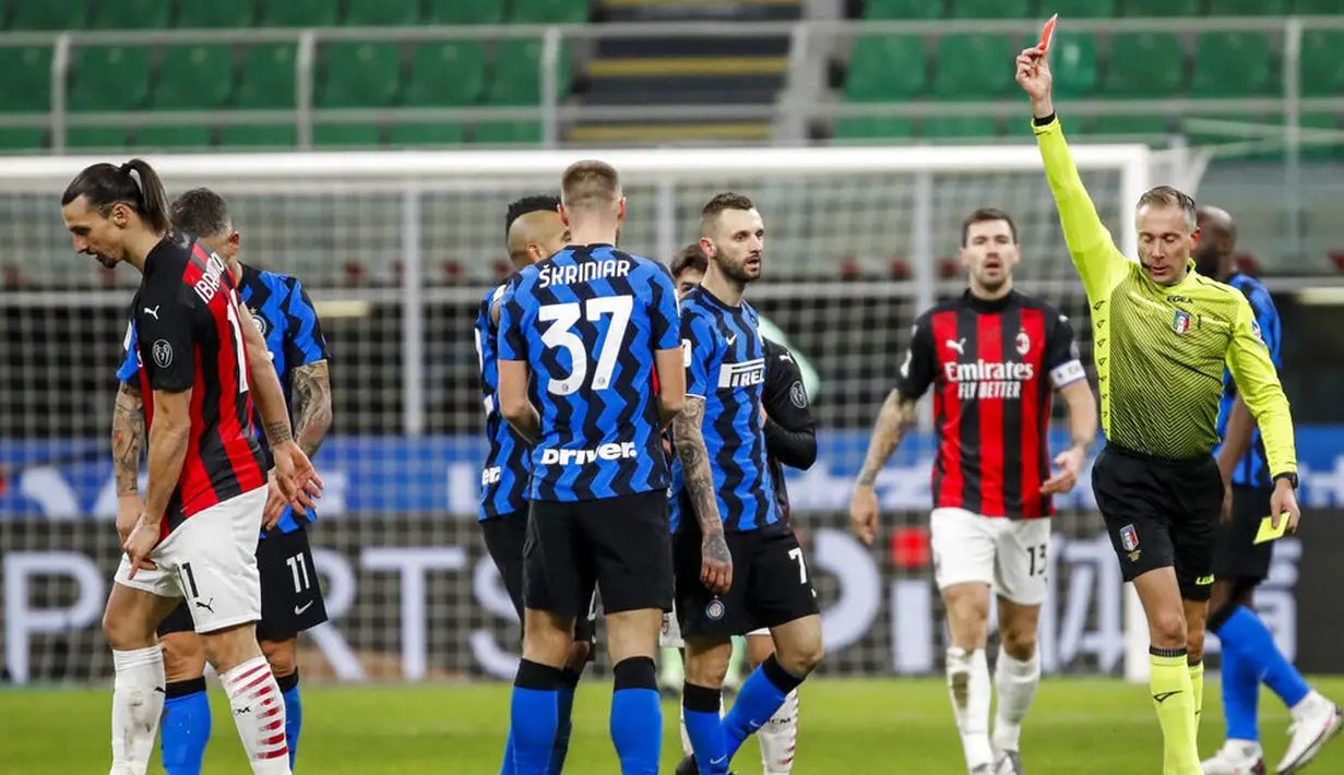 Striker AC Milan, Zlatan Ibrahimovic, mendapat kartu merah saat melawan Inter Milan pada laga perempat final Coppa Italia di Giuseppe Meazza, Selasa (26/1/2021). Inter Milan menang dengan skor 2-1. (AP/Antonio Calanni)