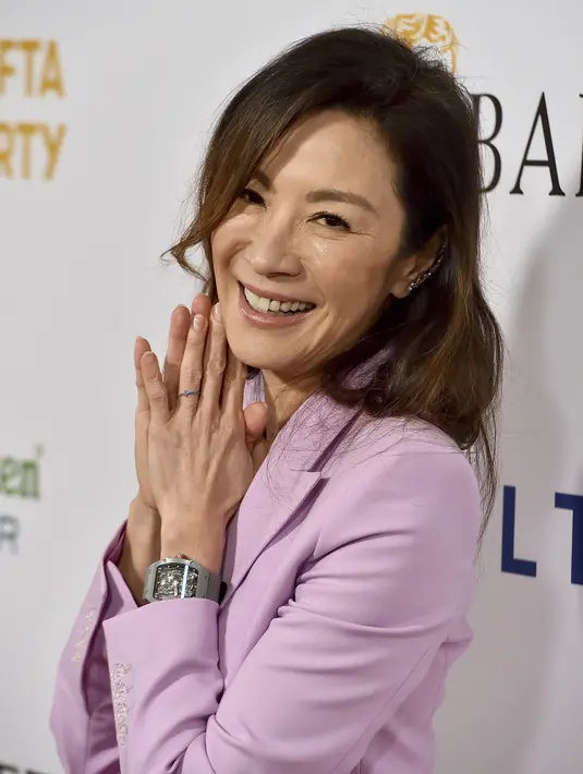 Michelle Yeoh tersenyum saat tiba di BAFTA Tea Party 2023 di Four Seasons Hotel Los Angeles di Beverly Hills di Los Angeles pada 14 Januari 2023. Yeoh berharap bisa nominasi ini bisa menginspirasi para talenta Asia lainnya. (Photo by Jordan Strauss/Invision/AP)