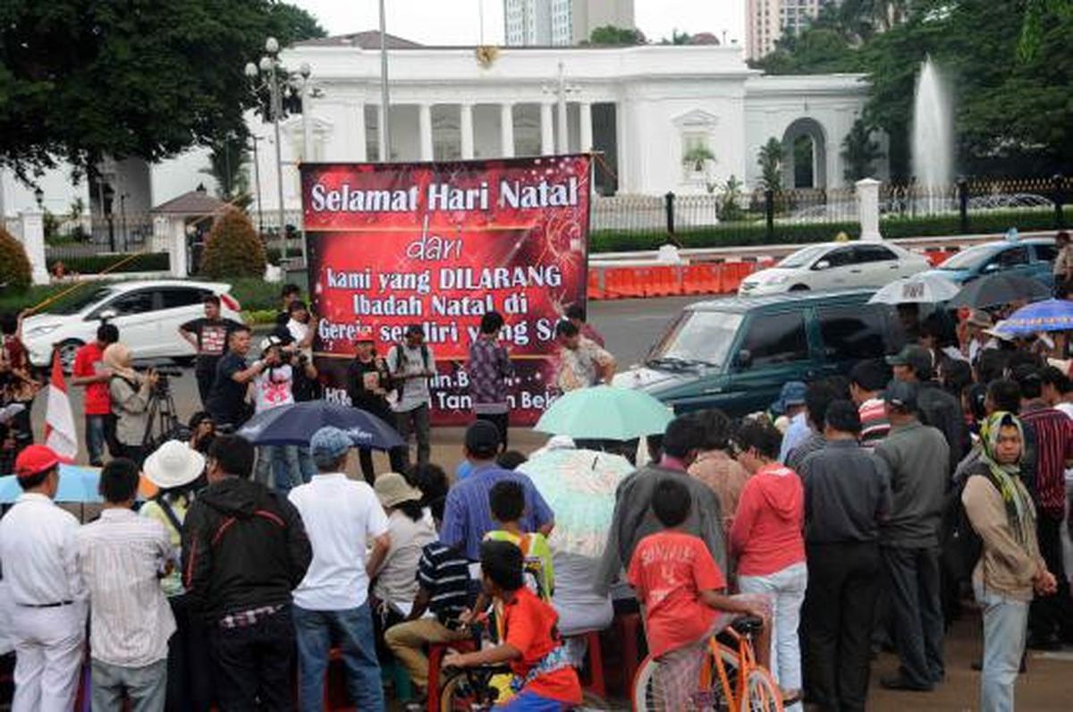 Jemaat GKI &amp; HKBP Natalan di depan Istana Presiden
