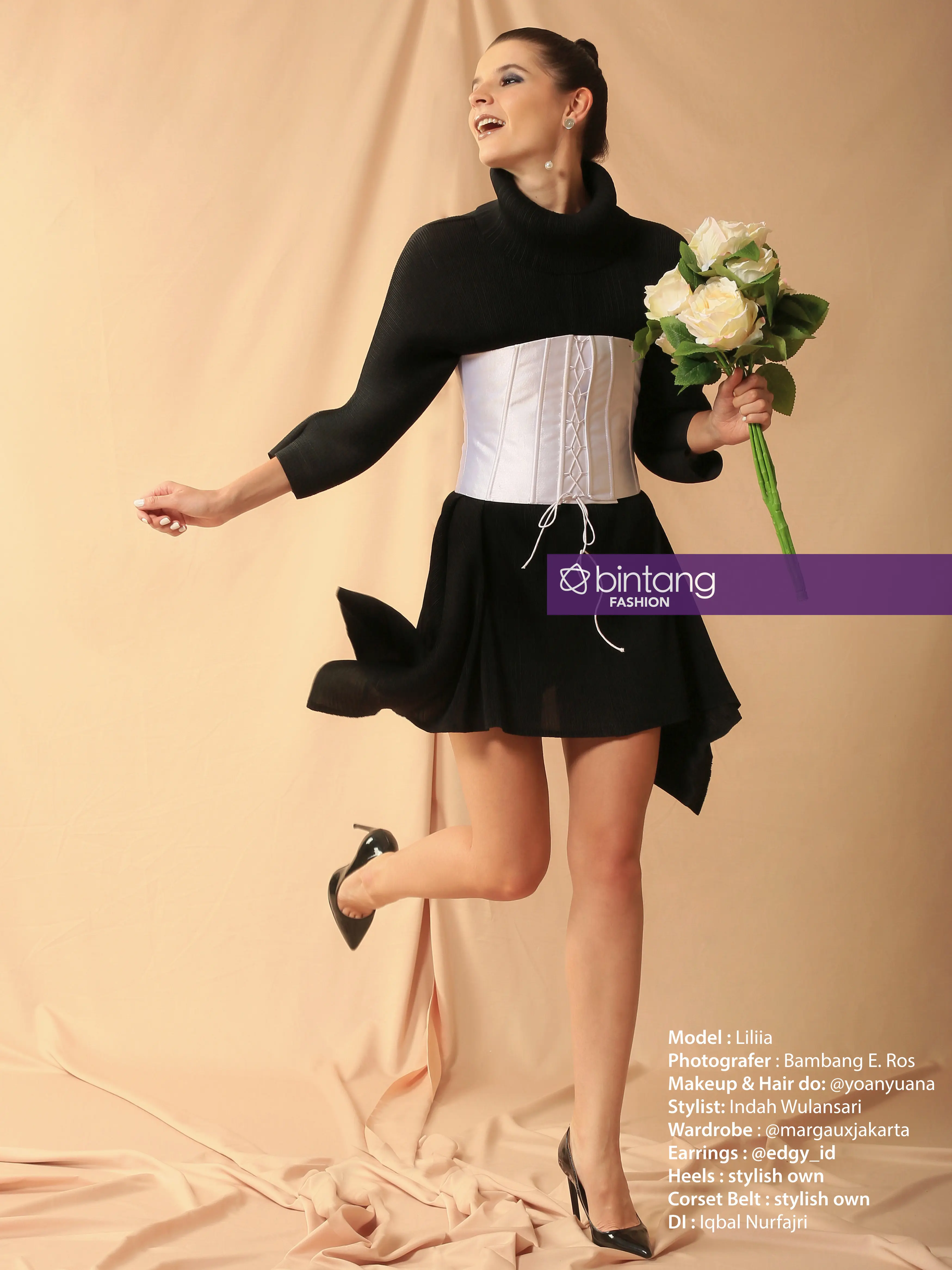 Padukan pleats dress bersama corset belt. (Bambang E. Ros / Bintang.com)