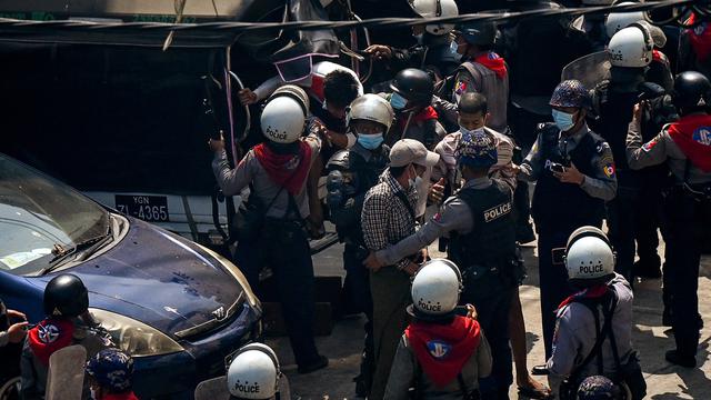 Polisi tangkap pengunjuk rasa anti kudeta militer Myanmar