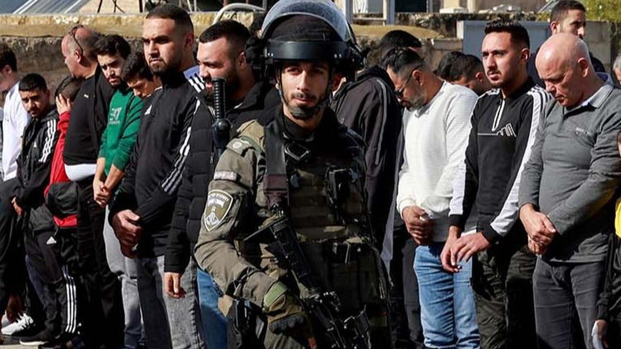 FOTO: Potret Polisi Israel Bersenjata Lengkap Jaga Ketat Warga Palestina yang Salat Jumat di Luar Masjid Al-Aqsa