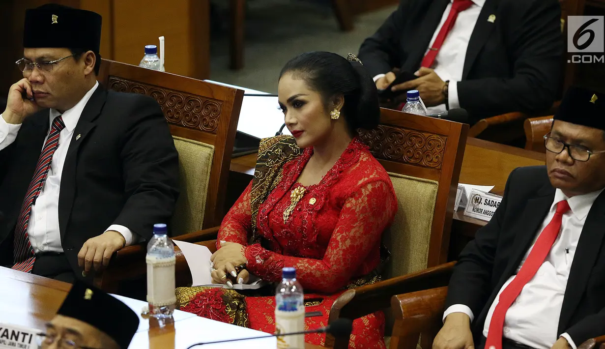 Anggota DPR Krisdayanti (tengah) saat mengikuti Rapat Paripurna ke-2 di Kompleks Parlemen, Jakarta, Selasa (1/10/2019). Diva asal Batu tersebut dilantik sebagai anggota DPR periode 2019-2024. (Liputan6.com/JohanTallo)