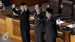 Calon Kepala BIN Komjen Pol Budi Gunawan (tengah) berfoto bersama dengan Wakil Ketua DPR Taufik Kurniawan (kiri) dan Wakil Ketua DPR Fahri Hamzah (kanan) saat Rapat Paripurna Ke 6 DPR di Kompleks Parlemen, Jakarta, Kamis (8/9). (Liputan6.com/Johan Tallo)