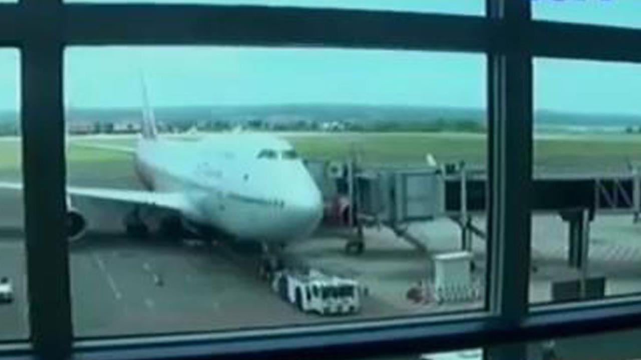 Bandara Ngurah Rai Ditutup, 12 Pesawat Berputar di Langit Bali