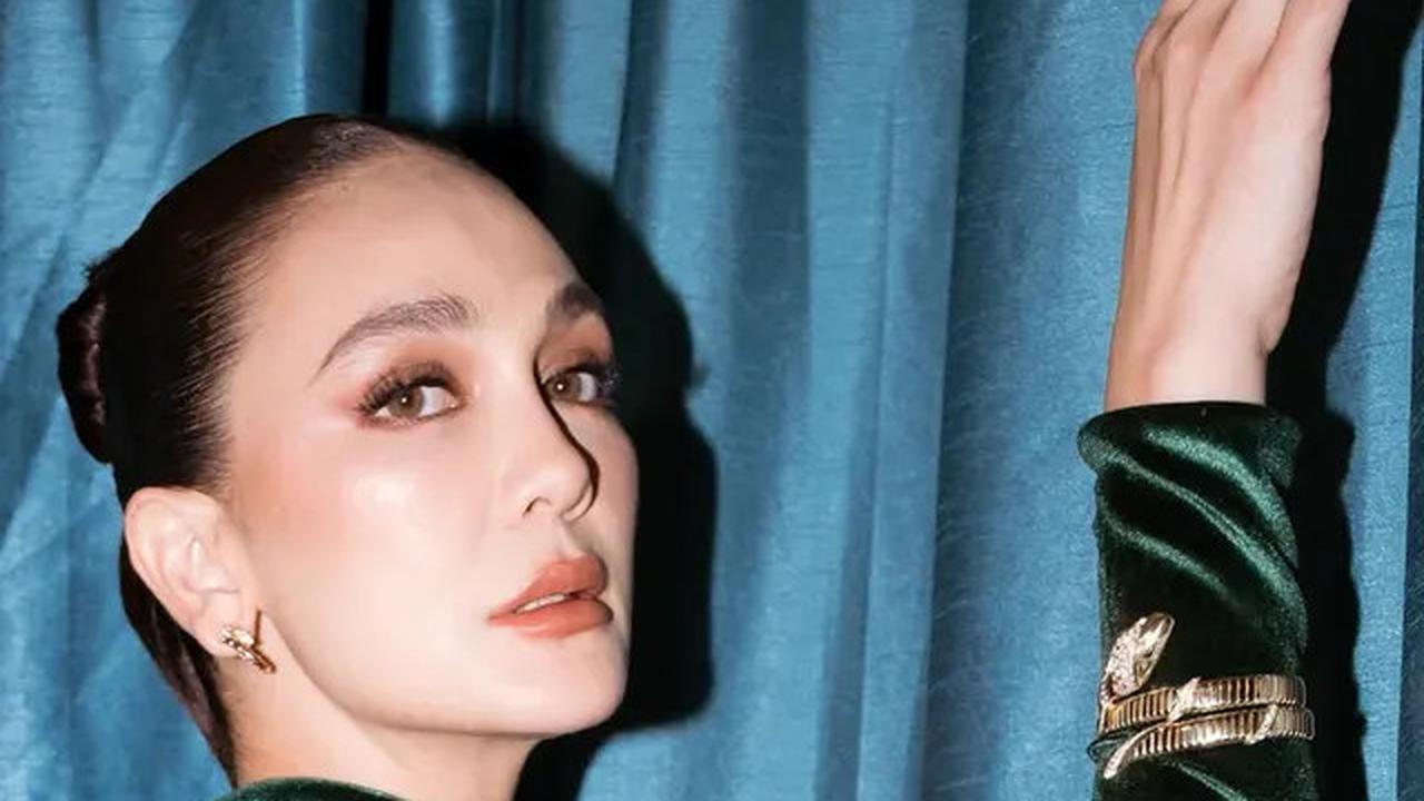 Beda Pesona Mahal Luna Maya Kenakan Busana Velvet, Cara Effortless untuk Tampil Mewah