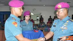 Citizen6, Sidoarjo: Komandan Pasmar-1 Kolonel Marinir R. Gatot Suprapto menutup Pelatihan Hukum Humaniter dan Ham  2012 di Wisma Perwira Lanudal Juanda Sidoarjo, Kamis (20/9). (Pengirim: Roby Eka Sanjaya).