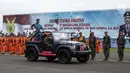 Panglima TNI Marsekal Hadi Tjahjanto mengecek pasuksan saat memimpin upacara serah terima jabatan KSAU di Lapangan Udara Halim Perdanakusuma, Jakarta, Jumat (19/1). (Liputan6.com/Faizal Fanani)