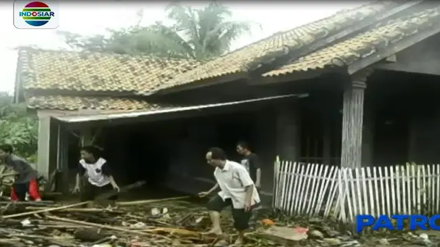 Banjir bandang tersebut menerjang puluhan rumah non permanen, yang terletak di sepanjang aliran Sungai Way Urang.