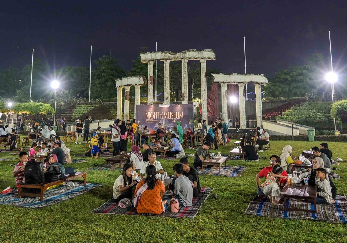FOTO: Keseruan Pengunjung Menjelajah Malam di Museum 10 November