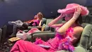 Pada momen tersebut, Selena Gomez tampil stunning dengan busana merah muda dari kepala hingga kaki. Bersama orang-orang terkasih, bintang 'Only Murders in the Building' itu duduk di teater. Ia juga memakai topi koboi dan boa bulu. (Liputan6.com/IG/@selenagomez)