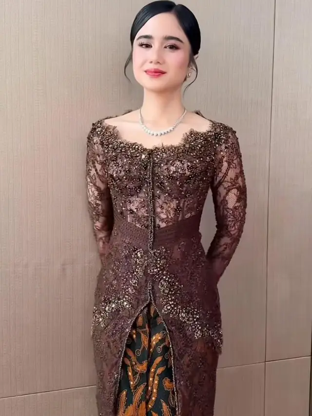 Inspirasi Kebaya ala Tissa Biani di Acara Pernikahan El Rumi dan Syifa Hadju