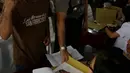 Tim DVI Pus Dokkes Mabes Polri menyimak pernyataan keluarga korban kecelakaan Pesawat herkules C - 130, Medan, Jumat (3/7/2015). 49 jenazah sampai saat ini belum teridentifikasi, karena kondisi jenazah sulit di kenali. (Liputan6.com/Johan Tallo)