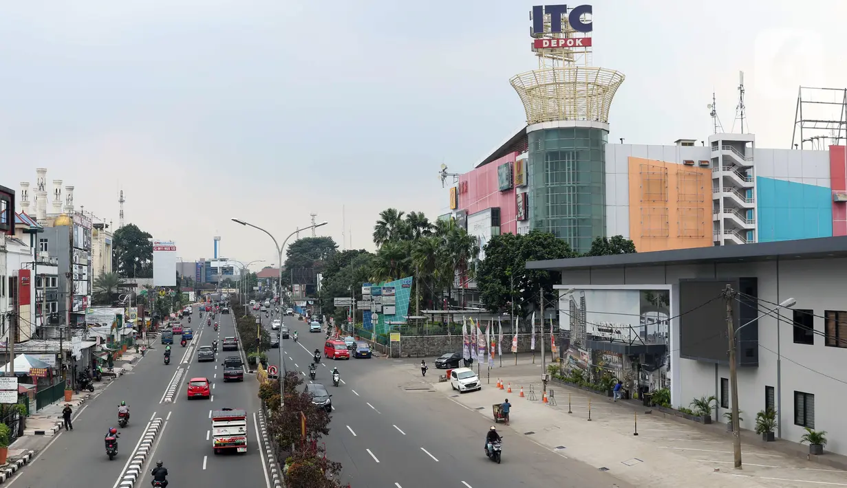Sejumlah kendaraan melintasi Jalan Margonda Raya, Depok, Jawa Barat, Minggu (12/4/2020). Menteri Kesehatan menyetujui menerapkan Pembatasan Sosial Berskala Besar (PSBB) di wilayah Kota Depok yang akan dimulai, Rabu (15/4) dalam pencegahan meluasnya COVID-19. (Liputan6.com/Helmi Fithriansyah)