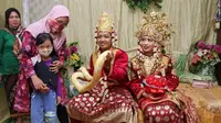 Ular Piton Molurus Jadi Atribut Pernikahan Pengantin di Palembang