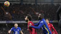 Penyerang Liverpool Mohamed Salah berebut bola dengan bek Chelsea Antonio Rudiger pada pekan ke-21 Liga Inggris di Stamford Bridge, London, Minggu (2/1/2022) malam WIB. Duel Chelsea vs Liverpool berakhir imbang dengan skor akhir 2-2. (AP Photo/Matt Dunham)