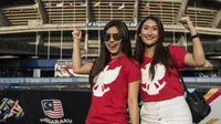 Dua suporter cantik, Etsa Kirana dan Permata Intan mendukung Timnas Indonesia saat melawan Filipina pada laga SEA Games 2017 Malaysia di Stadion Shah Alam, Selangor, Kamis (17/8/2017). (Bola.com/Vitalis Yogi Trisna)