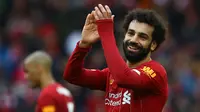 Gelandang Liverpool, Mohamed Salah, merayakan kemenangan timnya saat melawan Bournemouth pada laga lanjutan Premier League 2019-2020 di Anfield, Liverpool, Sabtu (7/3) malam WIB. Liverpool menang 2-1 atas Bournemouth. (AFP/Geoff Caddick)