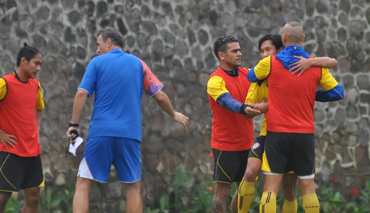 Cristian Gonzales menenangkan Kiko Insa dan Arif Suyono dan meminta saling memaafkan dan berpelukan. (Bola.com/Kevin Setiawan).