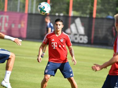 Gelandang baru Bayern Munchen, James Rodriguez, bersiap menerima umpan saat mengikuti latihan perdana di Munchen, Rabu (12/7/2017). (EPA/Lukas Barth)