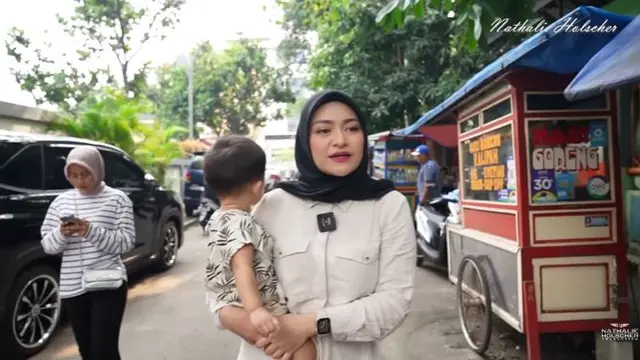 6 Potret Nathalie Holscher Jajan di Warung Kaki Lima, Traktir Anak Sekolah