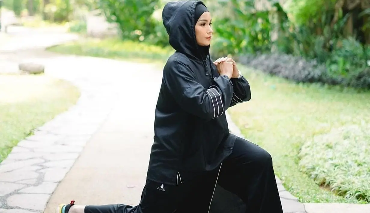 Soraya Larasati juga dijadikan Natasha Rizky sebagai model baju barunya. Soraya yang diketahui senang olahraga lari itu tampil memakai pakaian serba hitam [instagram/natasharizkynew]