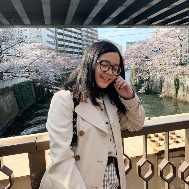 Cinta memilih lokasi di Meguro Riverside Park untuk melihat bunga sakura.