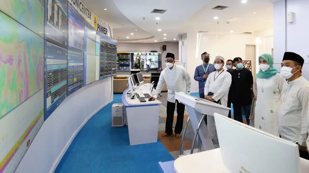 Direktur Utama PLN Darmawan Prasodjo di ruang komando (command center) memastikan listrik aman dan andal selama perayaan Idul Adha. (Dok PLN)