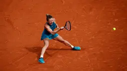 Petenis Rumania, Simona Halep mengembalikan bola ke arah petenis AS, Sloane Stephens pada babak final Prancis Terbuka 2018 di stadion Roland Garros, Sabtu (9/6). Halep mengalahkan unggulan ke-10 asal Amerika Serikat dalam tiga set. (AP/Christophe Ena)