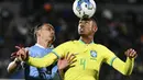 Bek Timnas Brasil, Gabriel Magalhaes (kanan) memenangi duel udara dengan striker Uruguay, Darwin Nunez pada laga Kualifikasi Piala Dunia 2026 Zona Conmebol di Centenario Stadium, Montevideo, Uruguay, Rabu (18/10/2023) pagi WIB. (AP Photo/Santiago Mazzarovich)