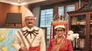 Penampilan unik totalitas Retno Marsudi dan suami, Agus Marsudi dalam balutan busana adat Masama, Sulawesi Barat bernuansa merah. [Foto: Instagram/retno_marsudi]