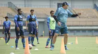 Pelatih Persib Bandung, Robert Alberts, memberikan instruksi kepada anak-anak asuhnya dalam latihan yang digelar di Stadion Gelora Bandung Lautan Api, Selasa (25/5/2021). (Bola.com/Erwin Snaz)