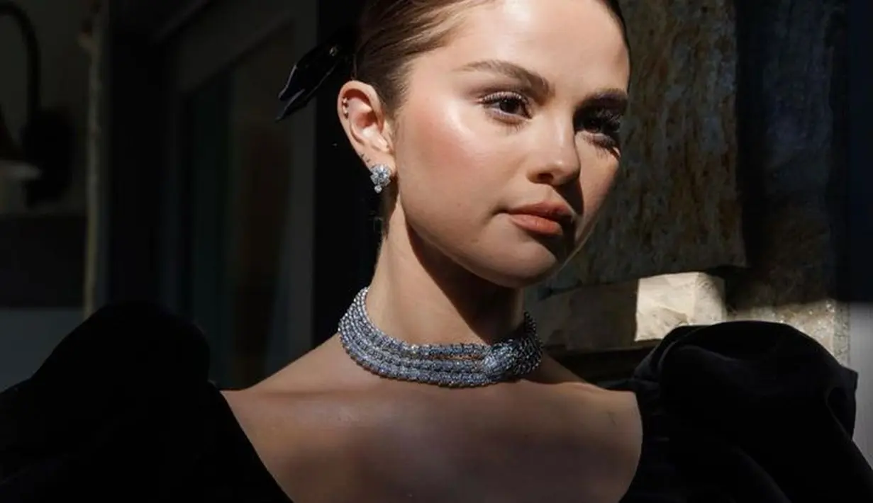 Kalung choker berlian dipasangkan dengan dress hitam bergaya klasik modern. [Foto: @selenagomez]