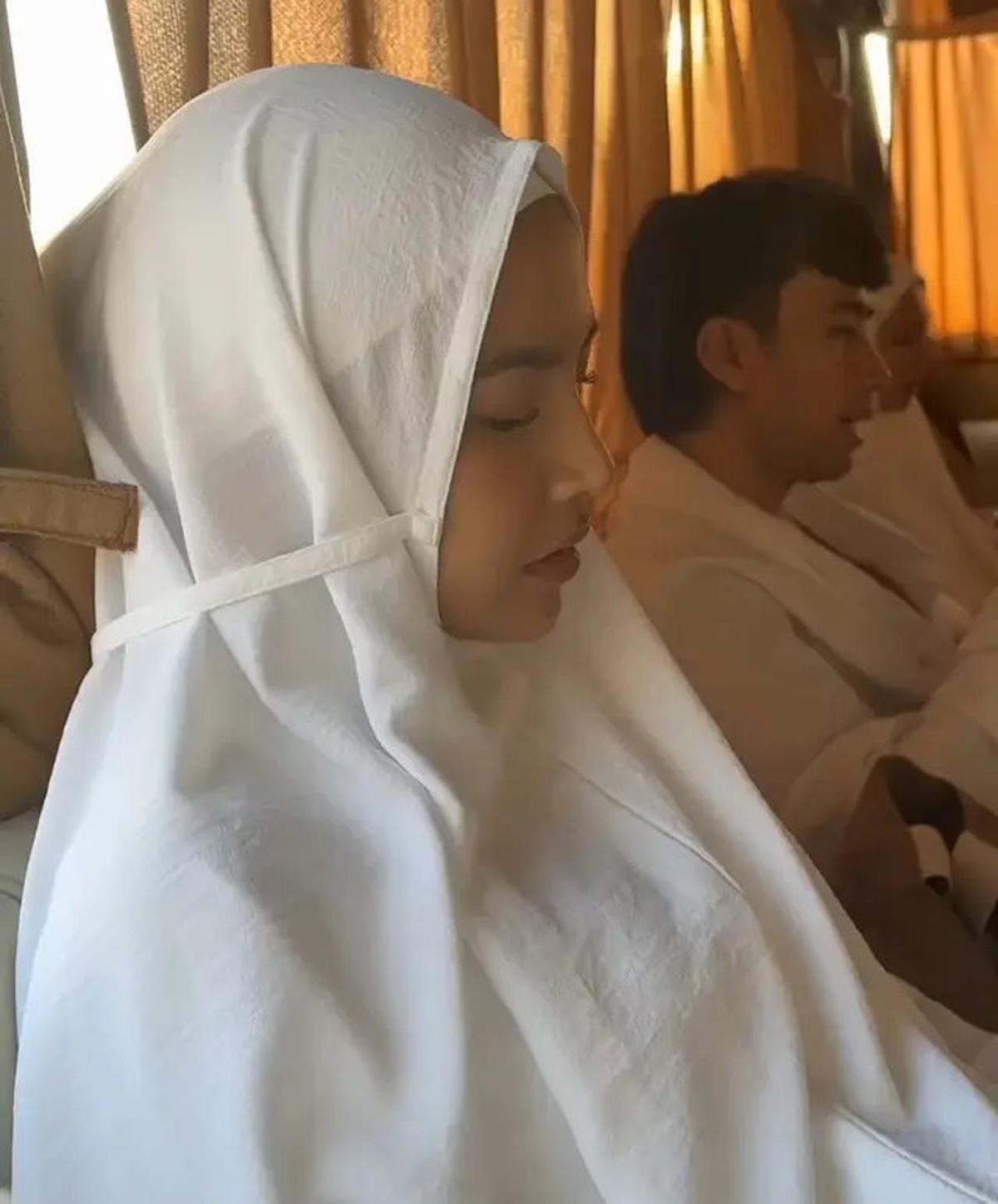 8 Potret Pesona Mahalini Kenakan Hijab saat Umrah, Kehamilan Tak Menjadi Penghalang untuk Beribadah
