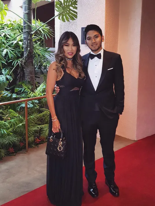 Kezia Toemion yang mengenakan gaun berfoto bersama kekasihnya Aditya Trihatmanto saat menghadiri sebuah pesta. Kezia Toemion sendiri diketahui telah menjalin hubungan dengan Adi selama 9 tahun. (instagram/keziatoemion)