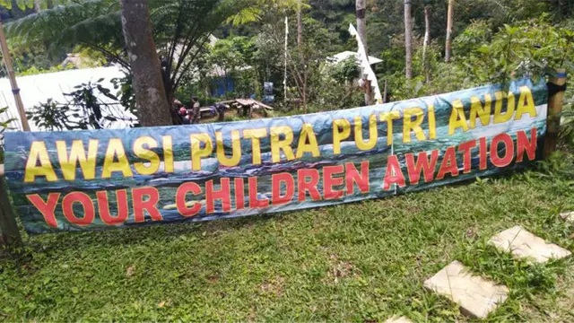 Deretan Spanduk di Taman Bermain Super Kocak, Sukses Bikin Orang Kesal